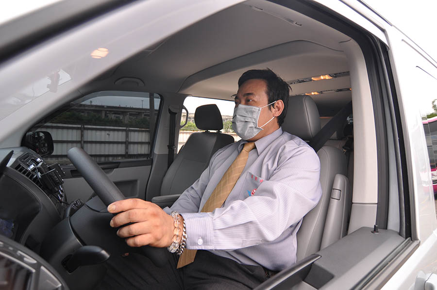 駕駛員在行駛途中全程配戴口罩，避免成為傳染媒介